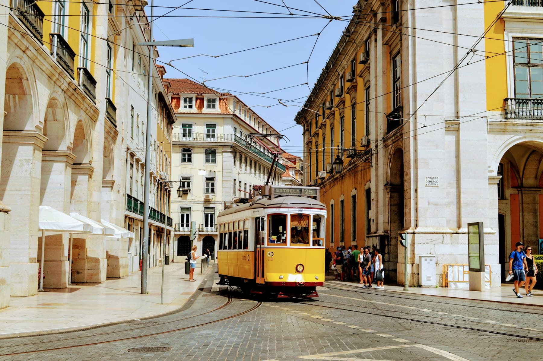 Bonde amarelo numa rua do centro de Lisboa
