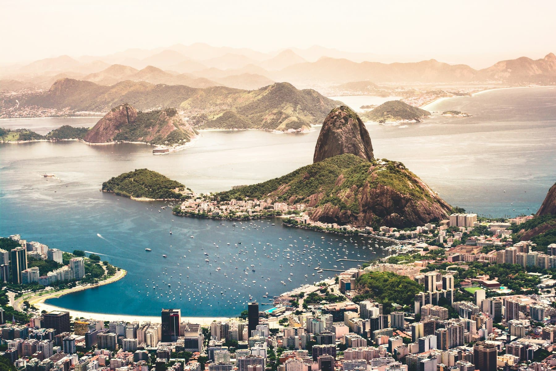 Vista aérea da Baía de Guanabara com o Pão de Açúcar